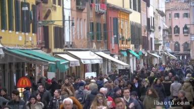 街上人群拥挤，意大利老城的<strong>人们</strong>路过带有商店和咖啡馆的复古建筑